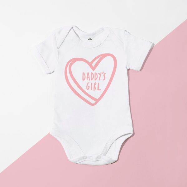 Daddy Es Girl Baby Bodysuit - Vatertagsgeschenk, 1. Vatertag, Süße Babykleidung Pom Clothing
